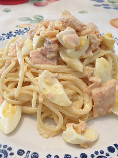 Una foto de Espaguetis con salmón ahumado y huevos de codorniz