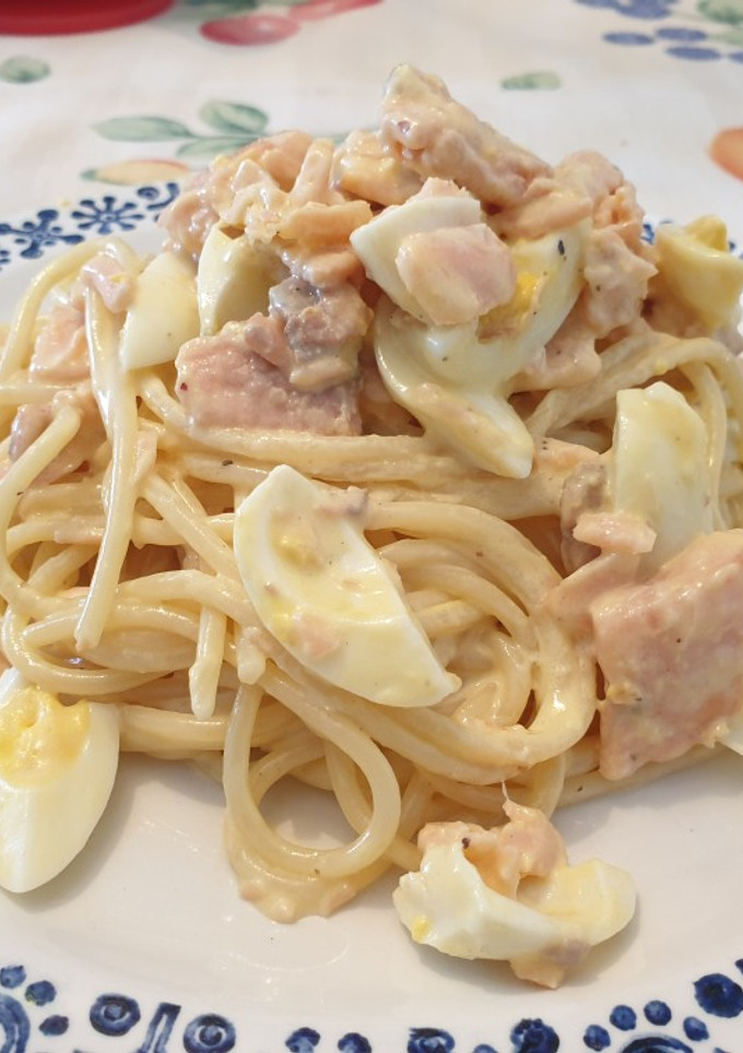 Una foto de Espaguetis con salmón ahumado y huevos de codorniz