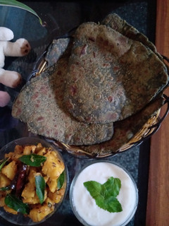 बथुआ का पराठा और आलू की सूखी सब्जी रेसिपी मुख्य फोटो
