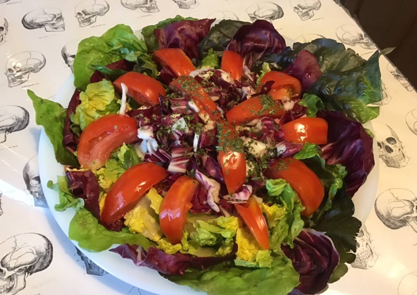 Salade de laitue frisée, trévise et tomate cœur de bœuf