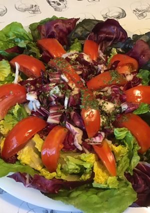 Une photo de Salade de laitue frisée, trévise et tomate cœur de bœuf