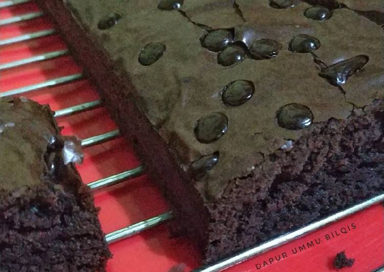 Cara Gampang Menyiapkan 69. Fudgy Brownies Shiny Crust yang Lezat Sekali