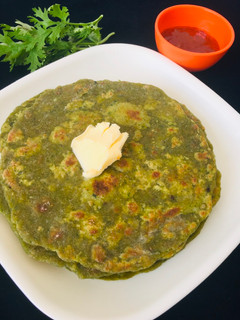 પાલક પરાઠા (Palak Paratha Recipe In Gujarati) રેસીપી મુખ્ય ફોટો