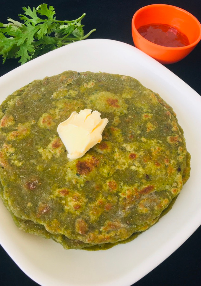 પાલક પરાઠા (Palak Paratha Recipe In Gujarati) રેસીપી મુખ્ય ફોટો