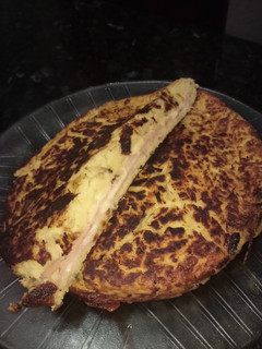 Una foto de Tortilla de papa rellena