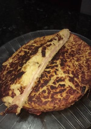 Una foto de Tortilla de papa rellena