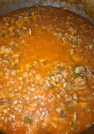 Una foto de Salsa roja de champiñones con carne