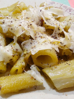 Una foto de Macarrones de borraja con aceite, queso y pimienta