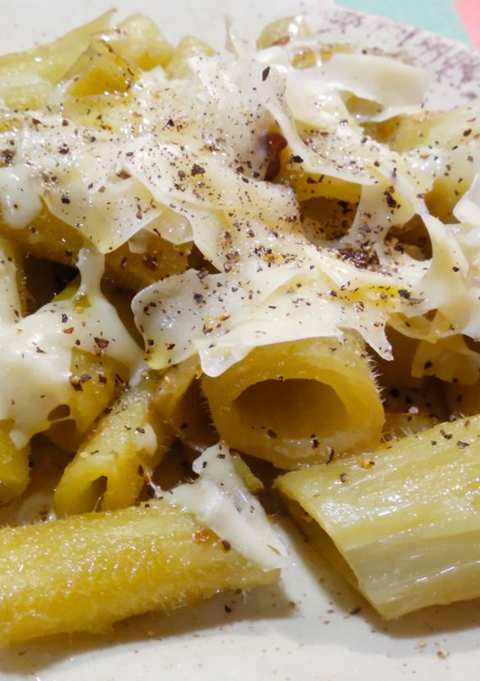 Una foto de Macarrones de borraja con aceite, queso y pimienta