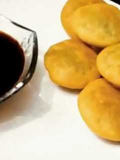 उड़द दाल खस्ता कचौड़ी (Urad dal khasta kachori recipe in hindi) रेसिपी मुख्य फोटो