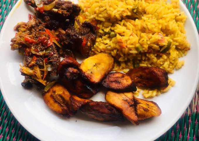 Jollof rice, fried plantain & pepper meat🥩