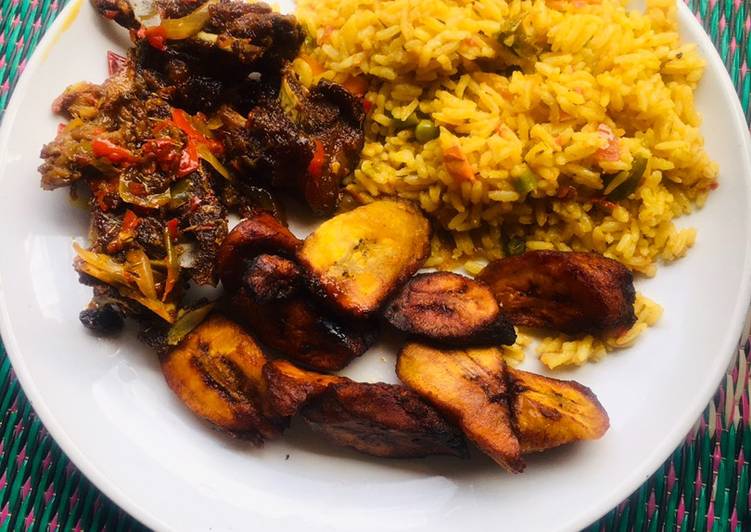 Simple Way to Prepare Any-night-of-the-week Jollof rice, fried plantain &amp; pepper meat🥩