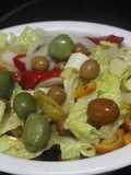 Ensalada con queso y melocotón en almíbar