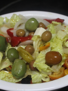 Una foto de Ensalada con queso y melocotón en almíbar
