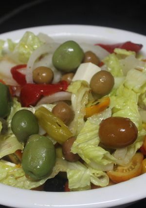 Foto principal de Ensalada con queso y melocotón en almíbar