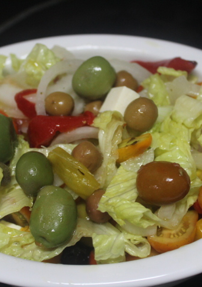 Una foto de Ensalada con queso y melocotón en almíbar