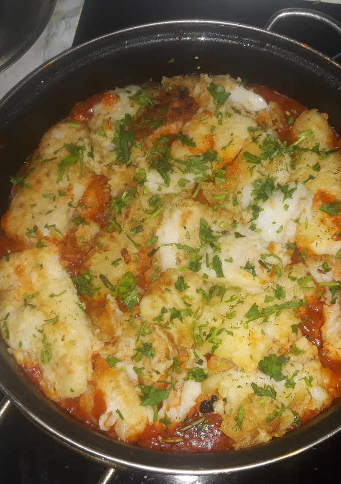 Una foto de Abadejo con salsa de tomate y eneldo