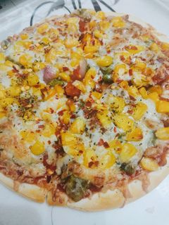 पिज़्ज़ा (Pizza recipe in hindi) रेसिपी मुख्य फोटो