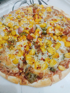 पिज़्ज़ा (Pizza recipe in hindi) रेसिपी मुख्य फोटो
