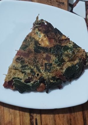 Una foto de Tortilla de beterraga y espinaca
