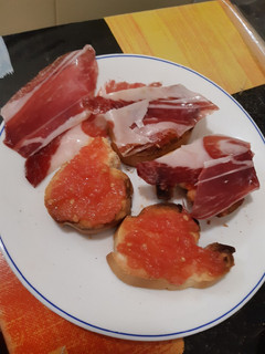 Una foto de Pan tumaca con jamón