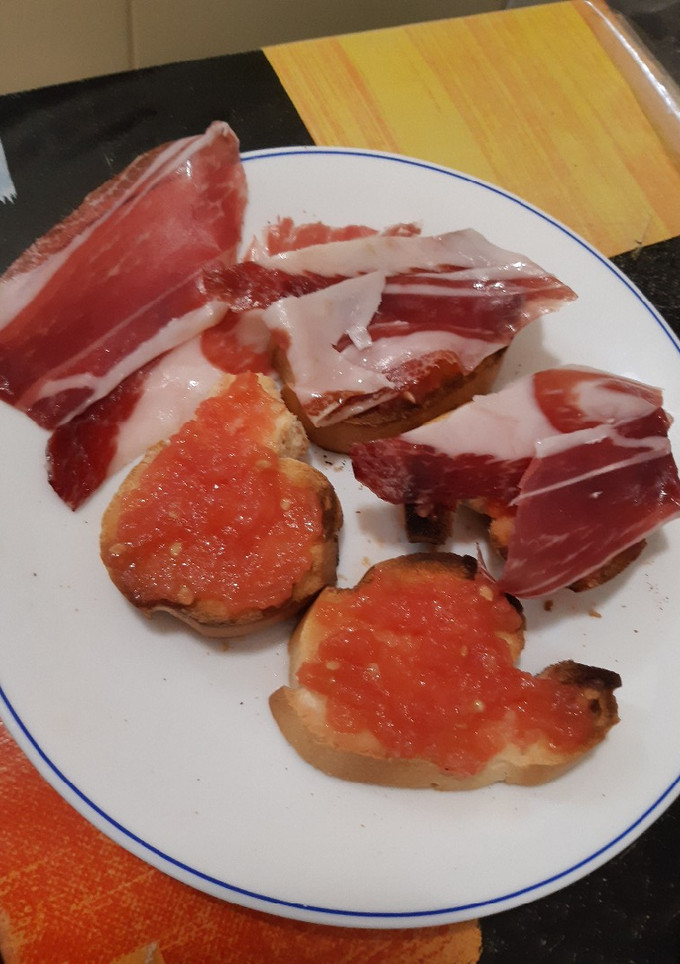Una foto de Pan tumaca con jamón