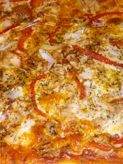 Una foto de Pizza casera de atún