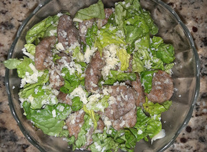 Una foto de Ensalada de lechuga con gnocchis integrales y queso rallado