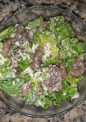 Una foto de Ensalada de lechuga con gnocchis integrales y queso rallado