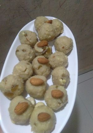 सूजी के लड्डू रेसिपी मुख्य फोटो
