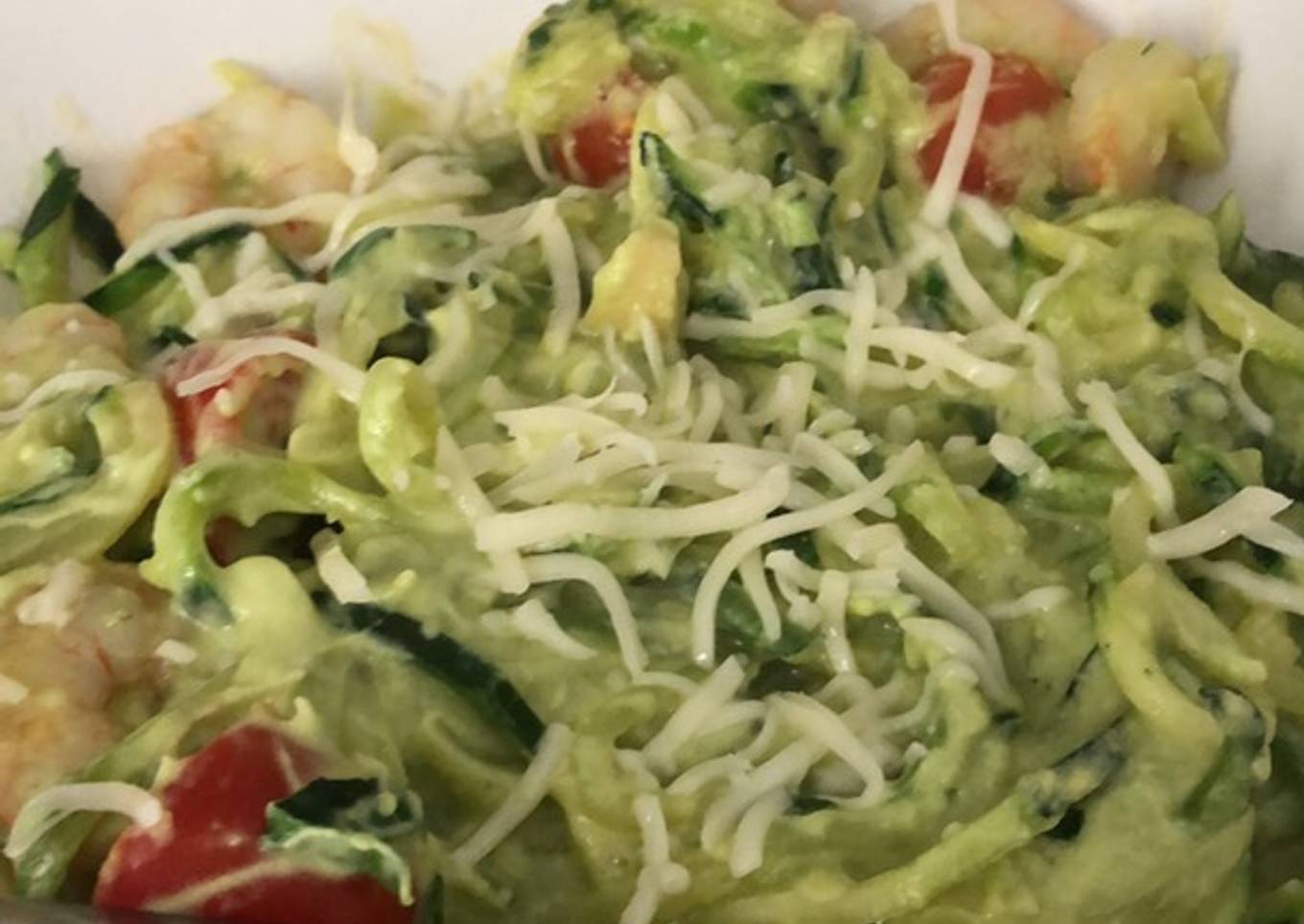 Espaguetis de calabacín con salsa de aguacate