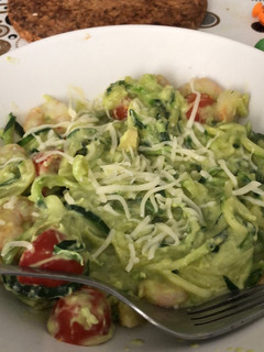 Una foto de Espaguetis de calabacín con salsa de aguacate