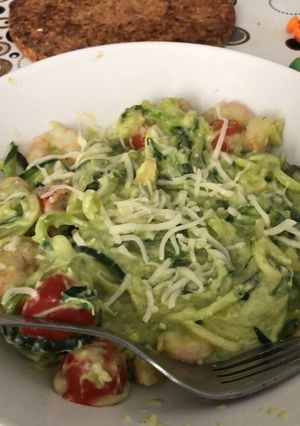 Una foto de Espaguetis de calabacín con salsa de aguacate