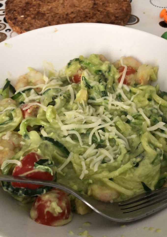 Una foto de Espaguetis de calabacín con salsa de aguacate
