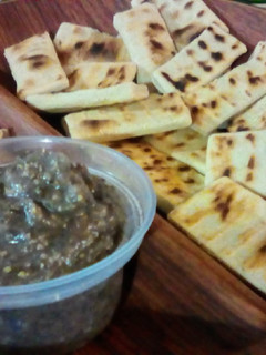 Una foto de Galletas al hierro y dip de porotos ♨️ (゚ο゚人))