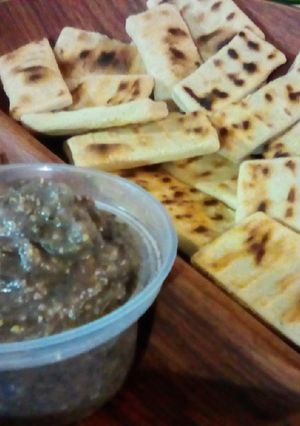 Una foto de Galletas al hierro y dip de porotos ♨️ (゚ο゚人))