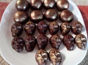 Una foto de pastel de chocolate y cerezas