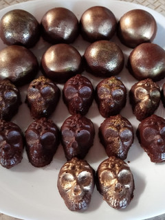 Una foto de Bombones rellenos de ganache con cereza🍒