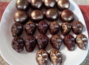 Una foto de Bombones rellenos de ganache con cereza🍒