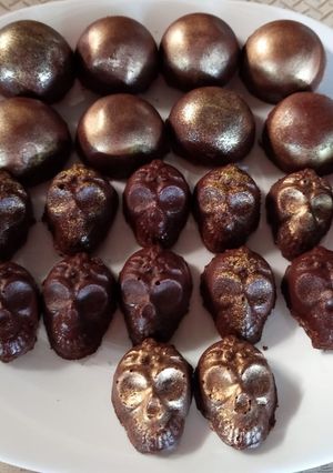 Una foto de Bombones rellenos de ganache con cereza🍒