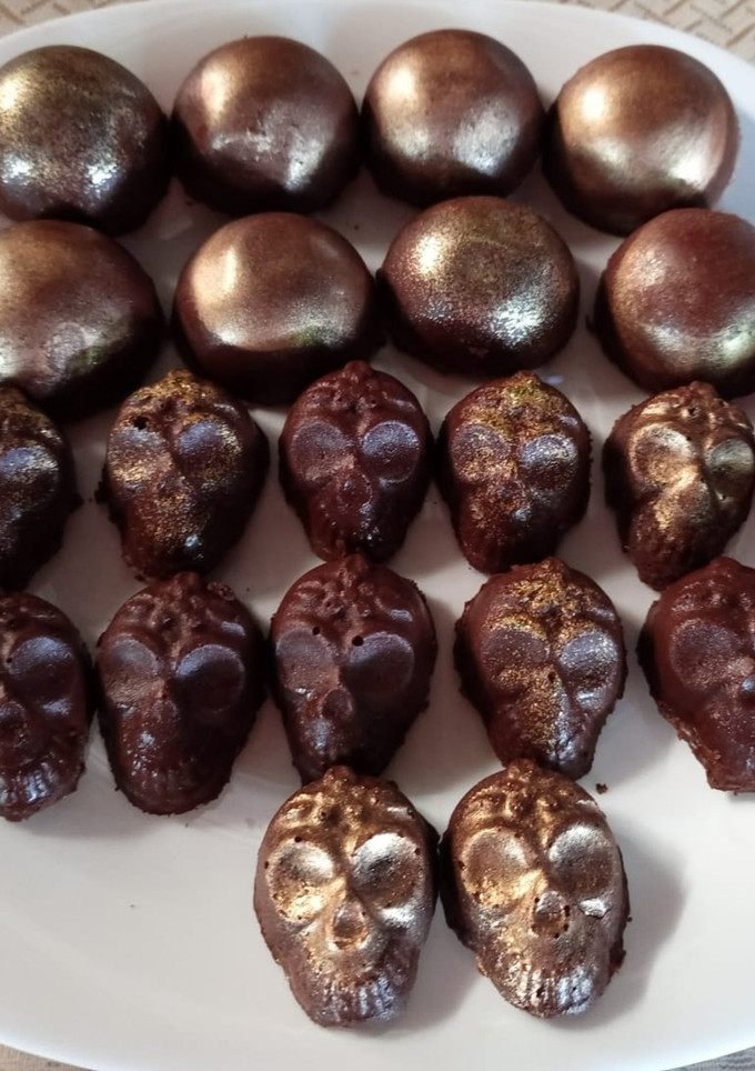 Una foto de Bombones rellenos de ganache con cereza🍒