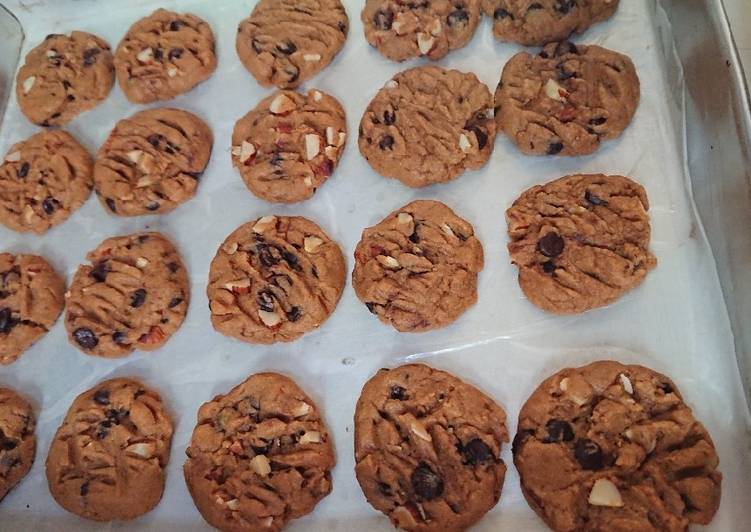 Choco chips almond cookies