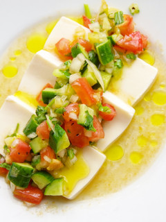 A picture of Tofu with summer veggies & olive oil ✨🍅.