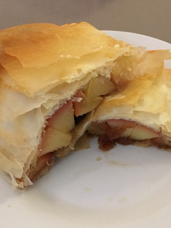 Una foto de Empanadilla de pasta filo de manzanas y pasas