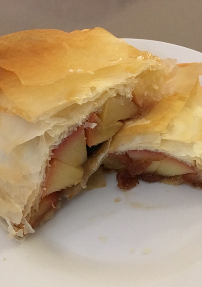 Una foto de Empanadilla de pasta filo de manzanas y pasas