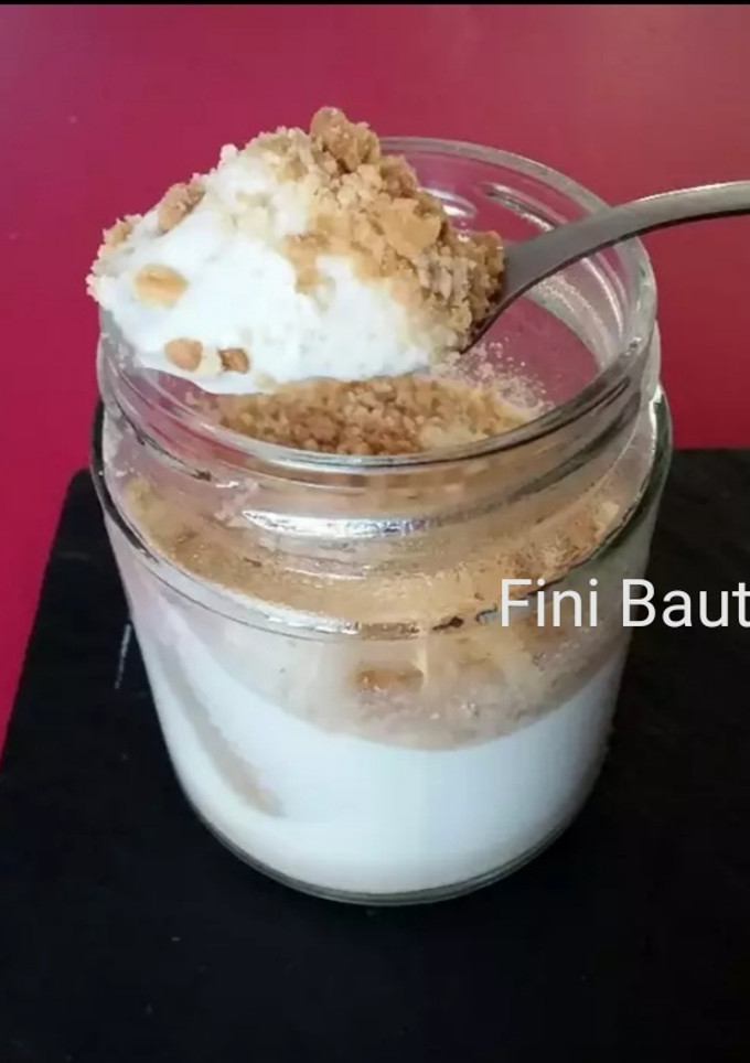Una foto de Yogur casero con sabor a galletas María