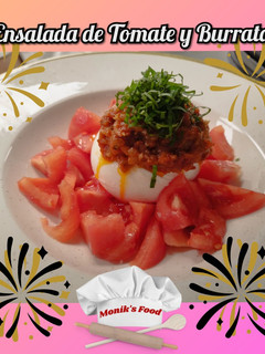 Una foto de Ensalada de tomate y burratina