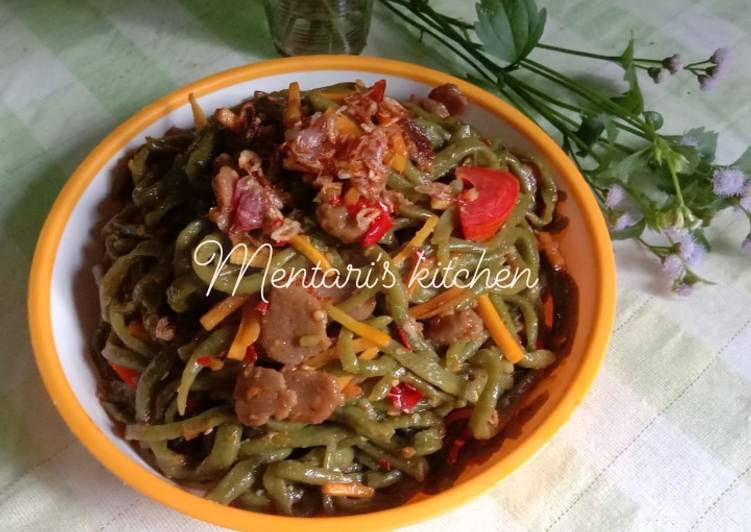 Mie goreng (dengan mie bayam)