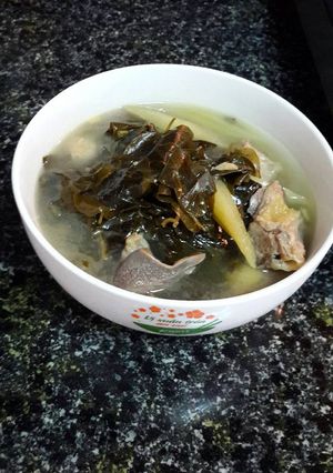 Hình của món Canh chua gà lá giang.