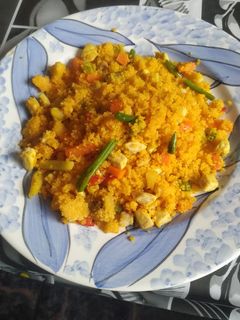 Una foto de Cuscús con pollo y verduras